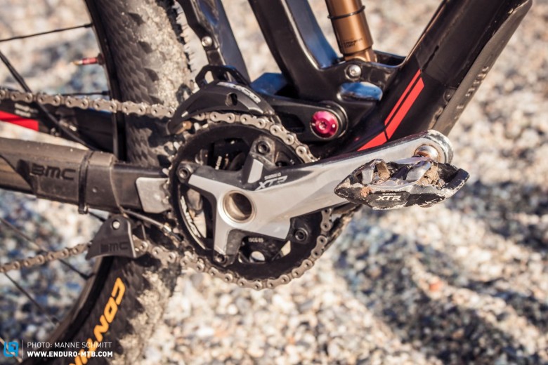 The drive train is full XTR, with a Saint 34 tooth chainring