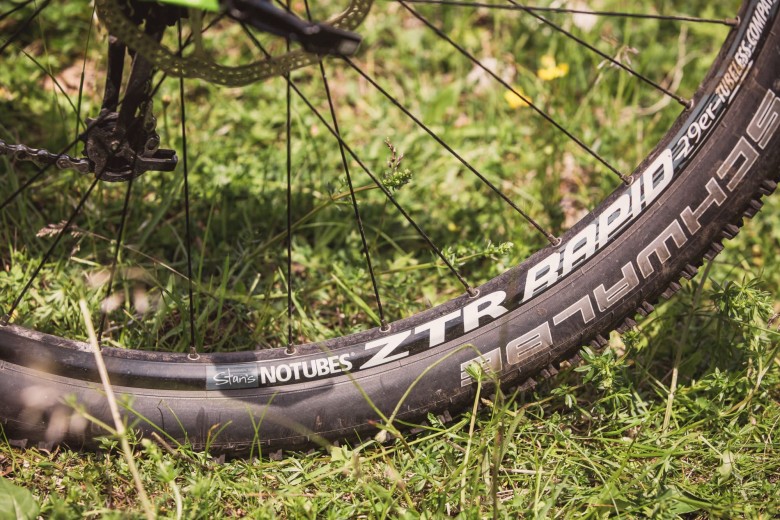 The 25mm-wide NoTubes ZTR Rapid rims and Schwalbe Nobby Nic tyres are already set up for running a tubeless system that can almost eliminate pinch flat punctures and air loss from thorns.