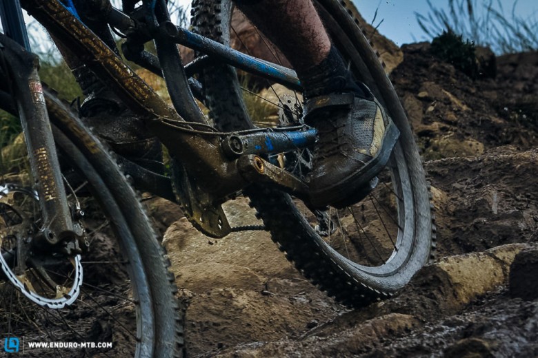 Riding the Carbocage X1 chainguide under muddy conditions