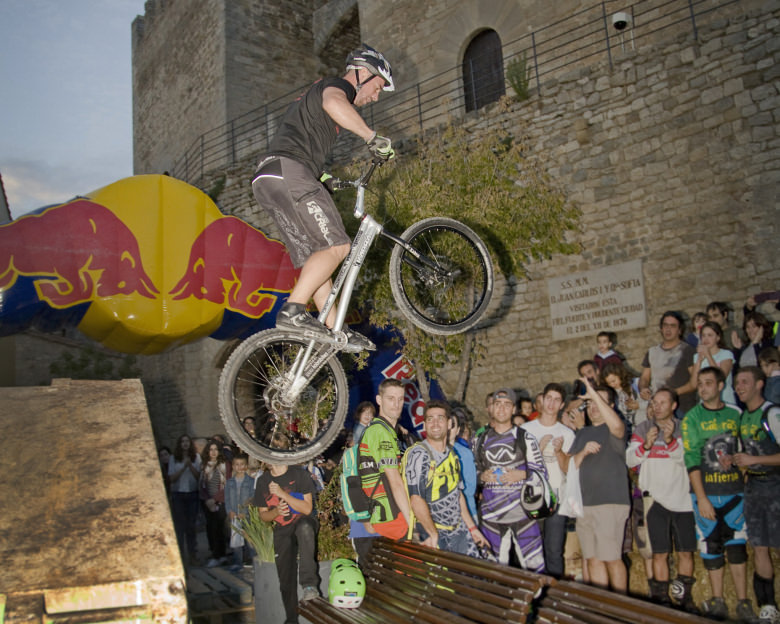 After the podium ceremony was followed by a party in the central area of the test, where public and riders enjoyed the atmosphere over a beer and while watching bike trial champion Juanda de la Peña. 