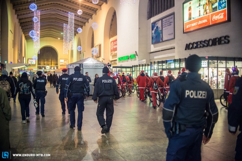 Unter den kritischen Blicken der Polizei schoben (!) die Nikoläuse singend durch den Hauptbahnhof.