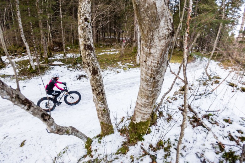 Stage 1, female rider in the beautiful forest. © SNOW EPIC/Marc Gasch 
