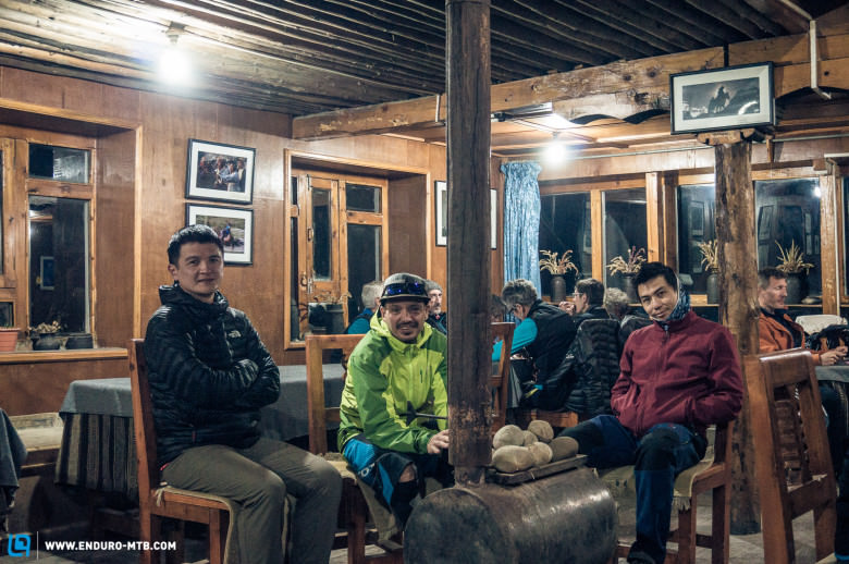 Warten auf Abendbrot in Manang, Mountain Lake Lodge, 3.540 m. (V. l. n. r. ) Kent, Taner, Stanley.