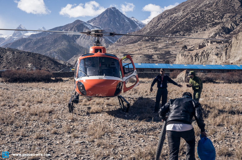 Kents Abtransport mit dem Helikopter nach Kathmandu nach extrem niedrigem Sauerstoffgehalt im Blut sowie Symptomen der Höhenkrankheit.
