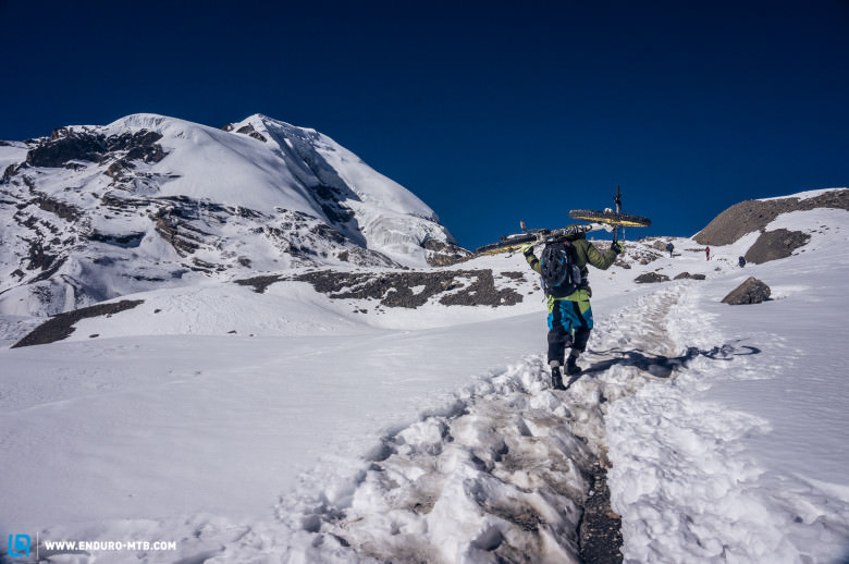 Nach ca. 8 h Schneestapferei und Tragen auf dem schneebedeckten Thorong-La-Pass auf 5.250 m (links der 6.140 m hohe Thorong Peak).