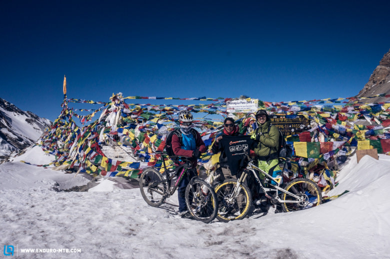 Geschafft! Auf dem höchsten Punkt des Thorong La, 5.416 m (Stanley, Sherpa Piruj und Taner).