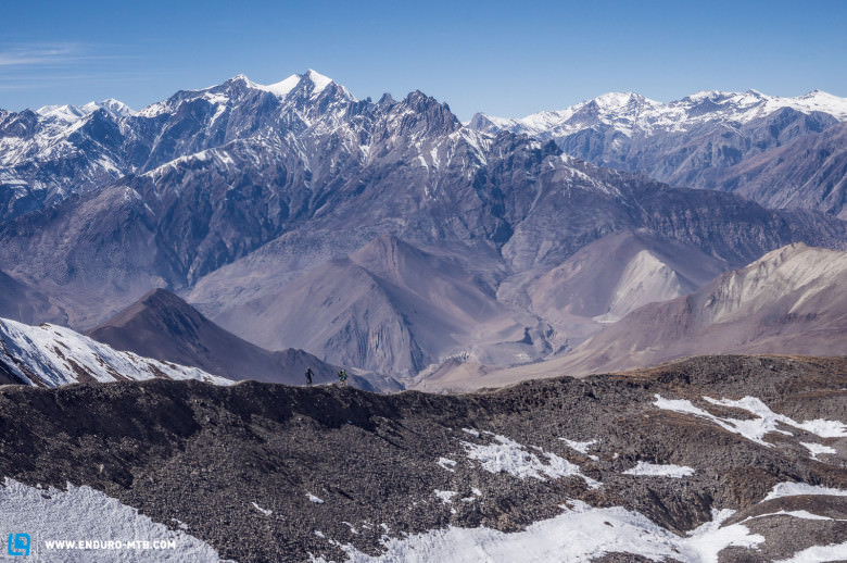 1.700 m Downhill vom Pass runter zum heiligen Ort Muktinath mit Ausblick auf das alte Königreich Mustang.