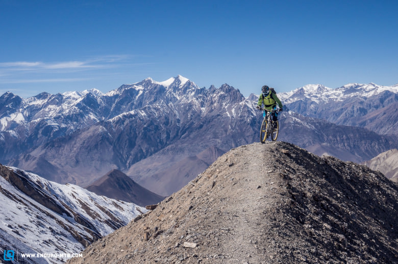1.700 m Downhill vom Pass runter zum heiligen Ort Muktinath, links im Hintergrund das Bergmassiv des 8.000ers Dhaulagiri.