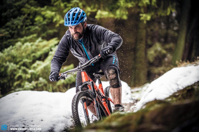 Weighing only 278g , the Endura Singletrack helmet is very airy on the trail