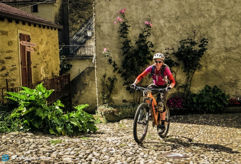 "Blümchenradlerin" Diana in den Gassen ihrer Heimat am östlichen Lago di Como