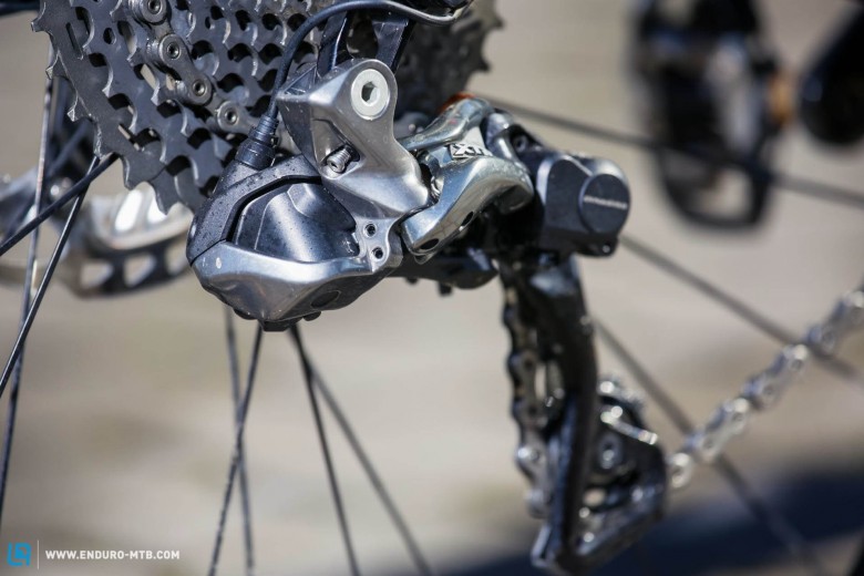 The groupset is lightweight and can even shift the front derailleur automatically!