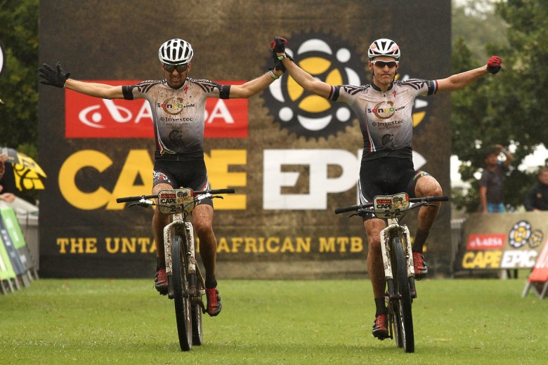 Christoph Sauser und Jaroslav Kulhavy vom Investec-Songo-Specialized Team feiern Ihren Sieg auf der Zieleinfahrt der 1. Etappe des Absa Cape Epic 2015