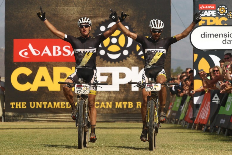 Matthys Beukes und Philip Buys (Scott Factory Racing) feiern ihren Sieg auf der 111 km langen 4. Etappe des Absa Cape Epic 2015.