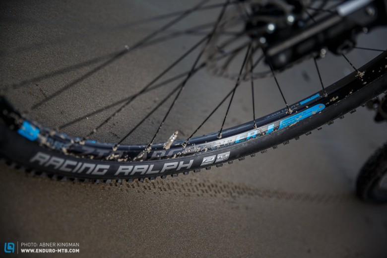 Narrow and fast: the Stans ZTR Arch rims are wrapped with Schwalbe Racing Ralph tires.