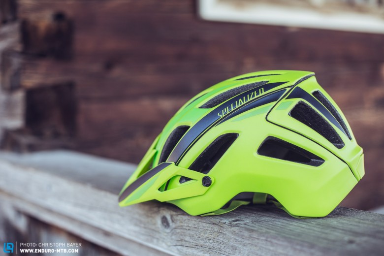 Trotz der auch seitlich weit nach unten gezogenen Form soll der Helm mit allen gängigen Bikebrillen kompatibel sein. 