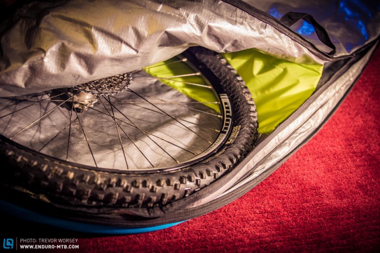 GROSSE LAUFRÄDER? KEIN PROBLEM! Die gepolsterten Laufradtaschen bieten genug Platz für 29 “-Räder mit montierten Reifen – das ist besonders wichtig für alle, die „schlauchlos“ auf Reisen gehen.