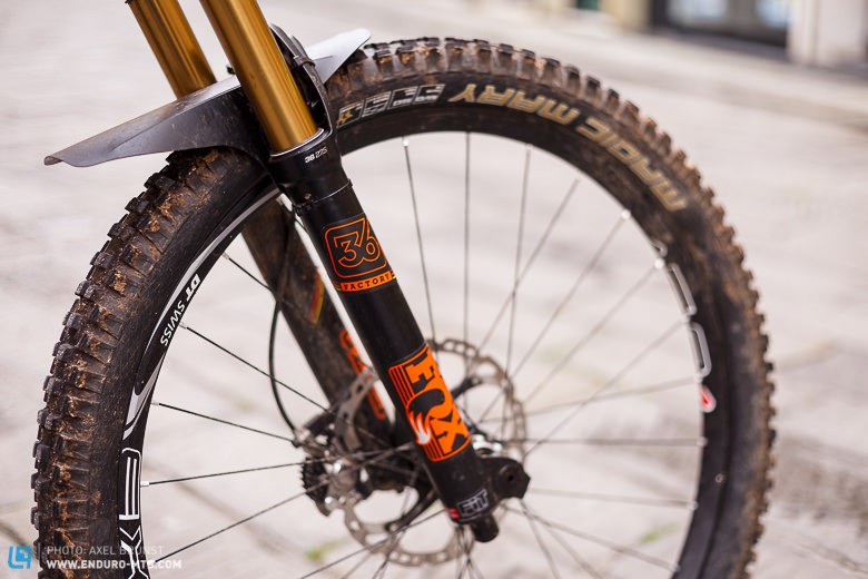 A light, stiff front: the FOX 36 fork, DT Swiss wheels and Schwalbe Magic Mary tyres. Exact choice of rubber of course depends on each course and ground conditions.
