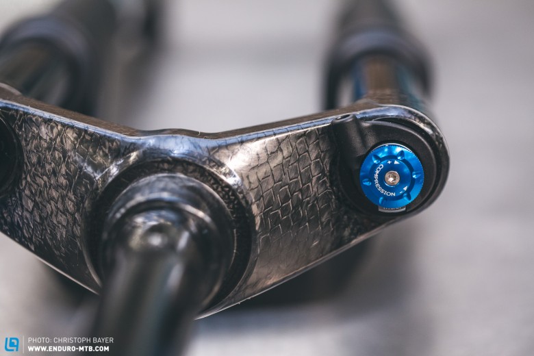 The sealed air shock O.D.L. can be adjusted using the super ergonomic remote lever, the so-called ‘Two in One Lever’, located on your handlebars. There are three settings to choose from: ‘Open’, ‘Drive’ and ‘Lock’. Just think Fox or RockShox and you’ll get the idea. Using the little blue dial you can fine-tune the open mode to the terrain, and the two other settings are for more specific use like lock-out and climbing.