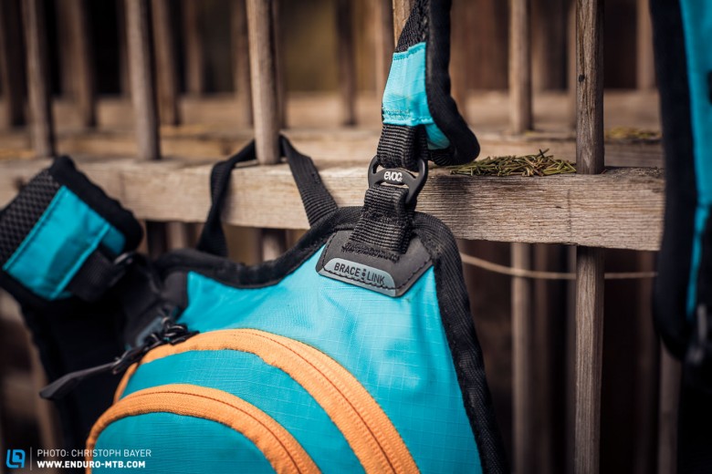 Thanks to the Brace Link System the backpack is easily adjusted to fit your shoulders, whatever their width, and it also allows for use of a neck-brace at the same time. 