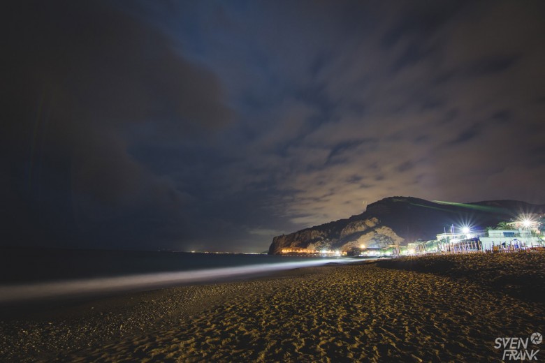 Der Strand von Finale bei Nacht.