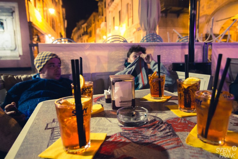 Entspannung am Abend auf der Piazza von Finale Ligure, da gibt es ausnahmsweise auch mal Alkohol.