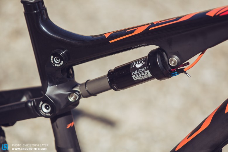 … the FOX Nude CTCD shock with three different levels. The lever couldn’t look much more at home on the bike. With the FlipChip you can also alter the head tube angle by 0.5° and the bottom bracket height by 7mm.