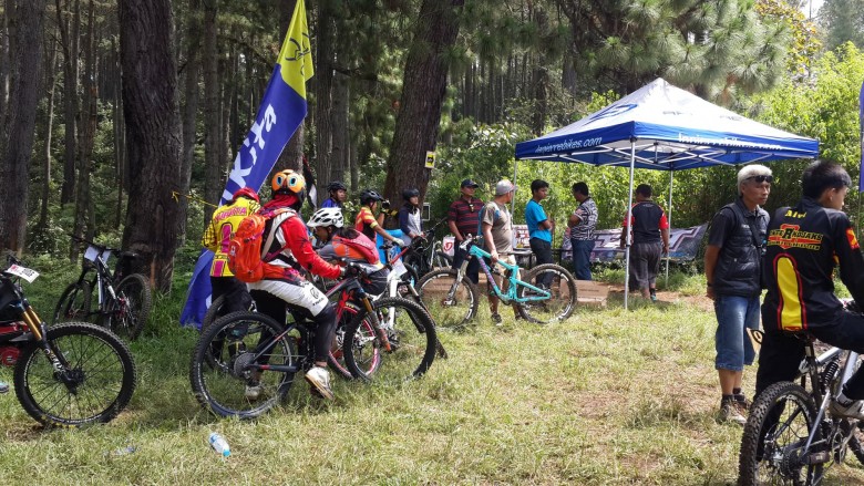 198 participants, including racers from Singapore and Malaysia, crowded the finish area along with spectators. 