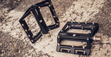 The flat pedals weigh 325 grams and cost around 80 €