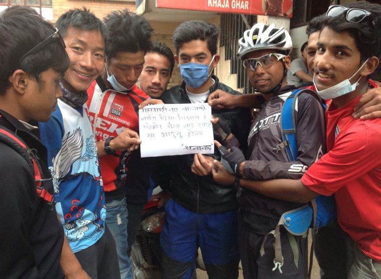 Die nepalesischen Guides bitten um unsere Hilfe, damit sie helfen können.