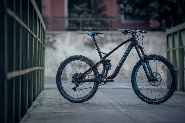 Representing the huge diversity of the enduro bike market, the Canyon Strive CF, the Gold Award Winner of the Design & Innovation Award 2015, is set to take on the other disciplines.