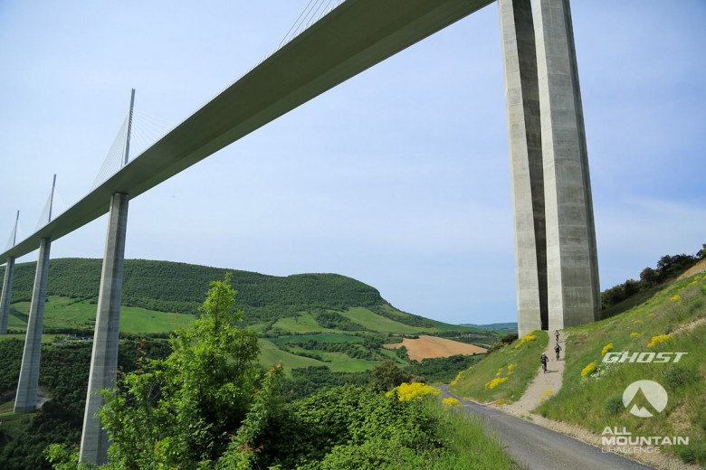 Im Schatten des „Viaduc de Milau“ - mit 342 Metern Höhe ist es das höchste Bauwerk Frankreichs.
