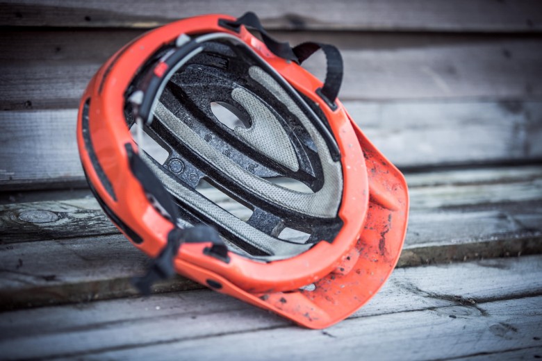 With a deep, secure fit, much like a full-face helmet, it inspires confidences to shred those lines harder than before