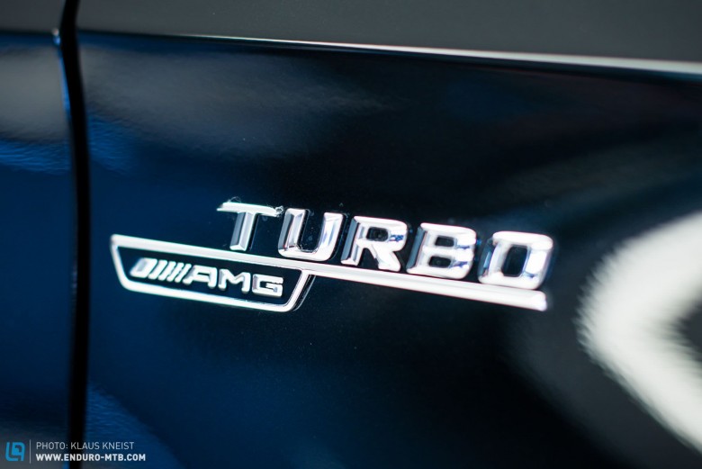Bei AMG ist man sehr stolz auf die Leistung der eigenen Motoren. Der Turbo quetscht aus zwei Litern Hubraum 360 PS heraus. Rekordverdächtig!