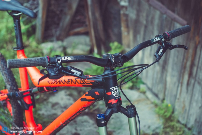 The minimal cockpit and internally-routed cables add to the clean image of the COMMENCAL. 