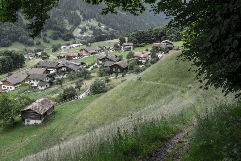 Der Trail klingt mit sanften Kurven direkt oberhalb von Klosters Dorf aus. High five!