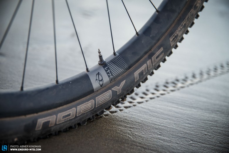 The non-standard Ibis 941 rims have an outer diameter of 41mm and an inner one of 35mm. Combined with voluminous 2.35" width tyres, huge grip is guaranteed.