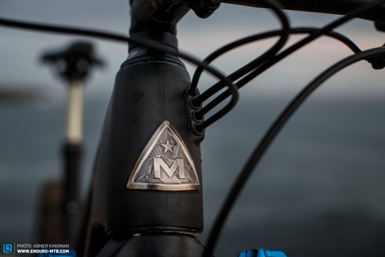 Internally routed cables create a clean look. Chic: the Marin logo on the head tube.