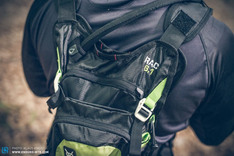 Die Schulterträger sind durch einfache Straps mit dem Rucksack verbunden – dadurch verdrehen sie sich leicht beim Anziehen.