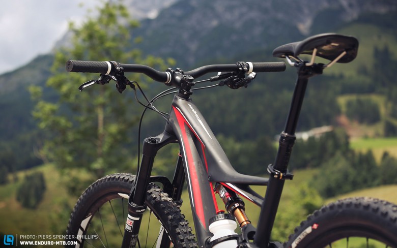 The graphics are fairly minimal and unexciting, but the layup of the carbon in the frame looks amazing. Cable routing is all internal too, keeping the look nice and clean.