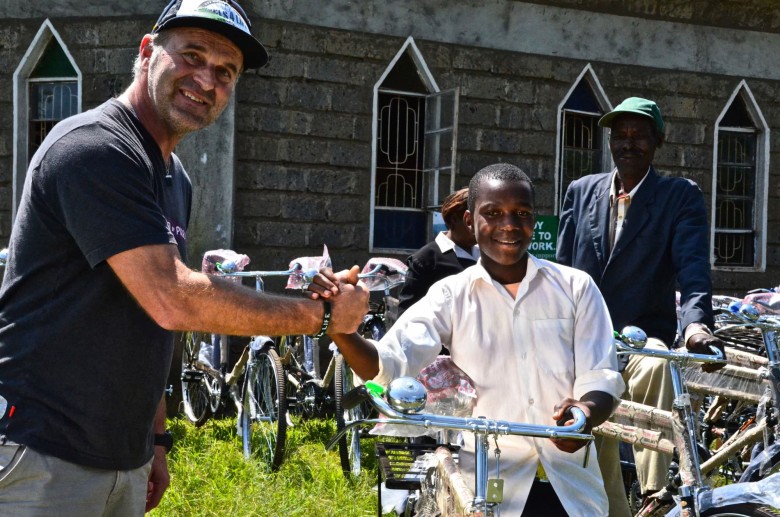 Mit seiner Organisation Wheels 4 Life bringt Hans Rey Fahrräder in Entwicklungsländer.