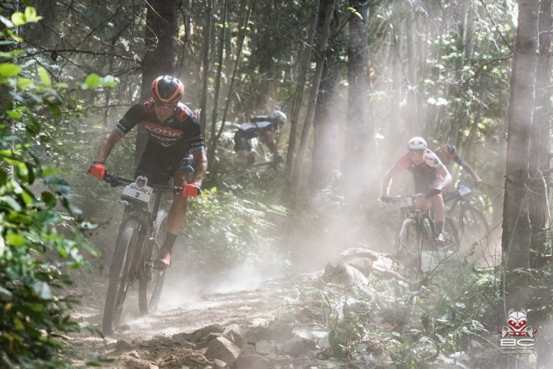 Dust or fog on this mid-morning start? The men's solo leaders keeping their high beams on.