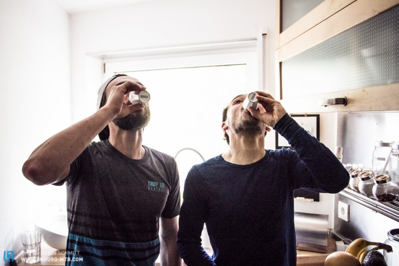 Robin und Steffen schlucken die entzündungshemmende Geheimwaffe aus Kurkuma, Milch und Zimt … 