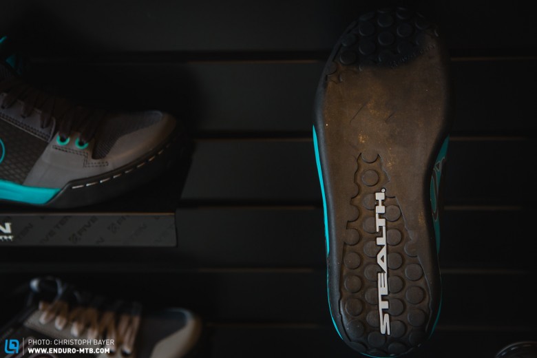Durch den glatten Sohlenteil unter dem Fußballen soll sich der Schuh leichter auf dem Pedal positionieren lassen. 