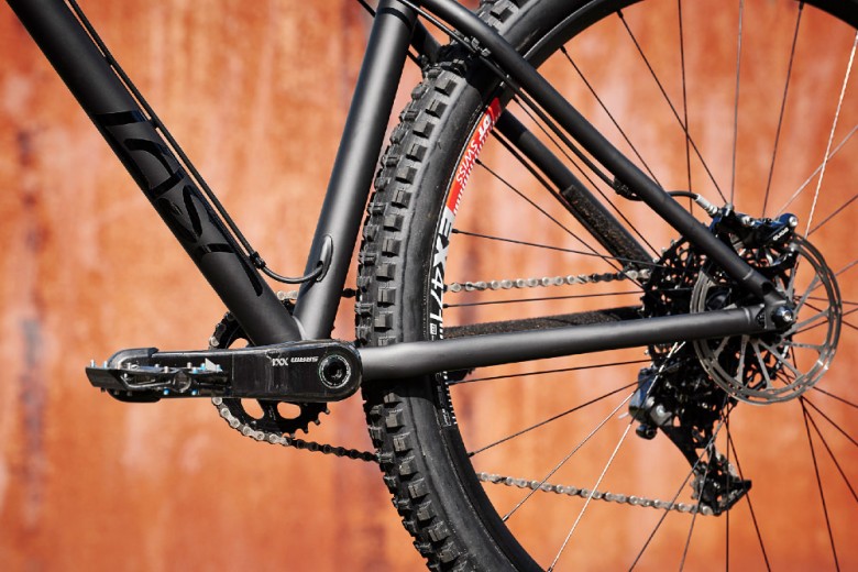 Black on black - a viable color scheme which the entire bike follows, especially the SRAM XX1 groupset.