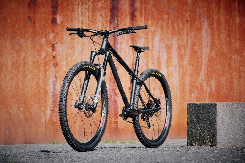 A RockShox PIKE completes the look of the prototype and clearly underlines the potency of the new hardtail. 