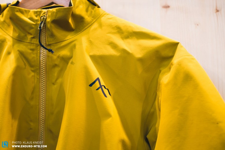 Das 7Mesh Revelation Jacket ist eine Regenjacke mit einem Mountainbike-spezifischen Schnitt.