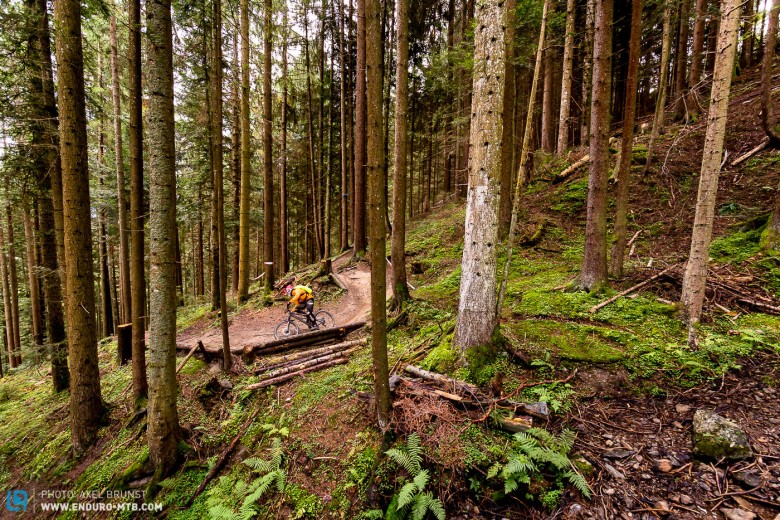 Die letzten Stages führen durch die Wälder auf Leogangs Bikeparkstrecken.