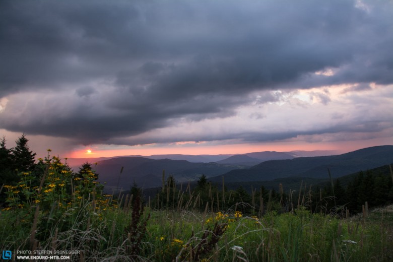 „Almost heaven, West Virginia“: Sonnenuntergang mit Gewitterfront.