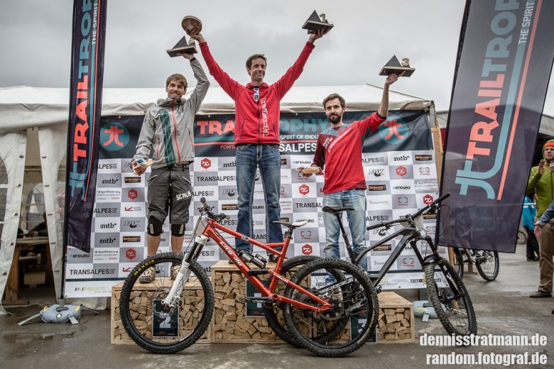 Die Sieger der Gesamtwertung der Pro Men (v.l.n.r.): Johannes Schilder (GER/the trailtech trailbusters), Tobias Leonhardt (GER/team trailsucht) und akub Reichhardt (POL/Let’s Ride AM Team)
