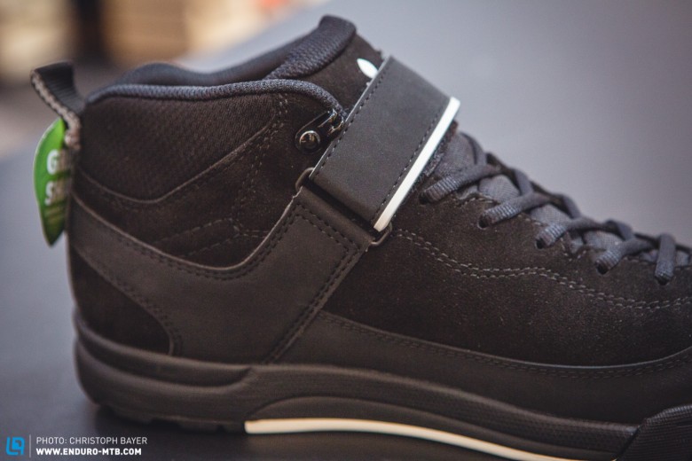 Die zusätzliche Schnalle soll den Schuh auch bei starken Antritten fest am Fuß verankern.